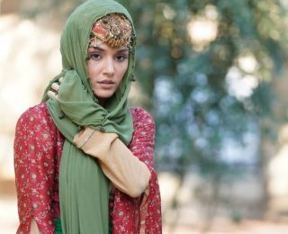 Hande Erçel’in Başörtülü Fotoğrafı Sosyal Medyada Gündem Oldu