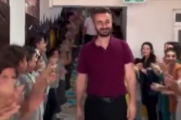 Hatay’da Yeni Göreve Başlayan Öğretmen Sevgiyle Karşılandı