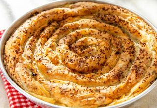 Her An Keyifle Tüketebileceğiniz Pratik Soğanlı Börek Tarifi