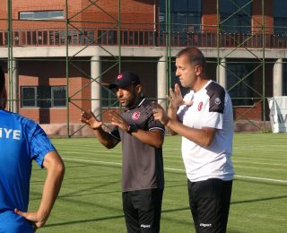 İşitme Engelli Ailesinin Sesi Olup Ay Yıldızlı Forma Destek Veriyor