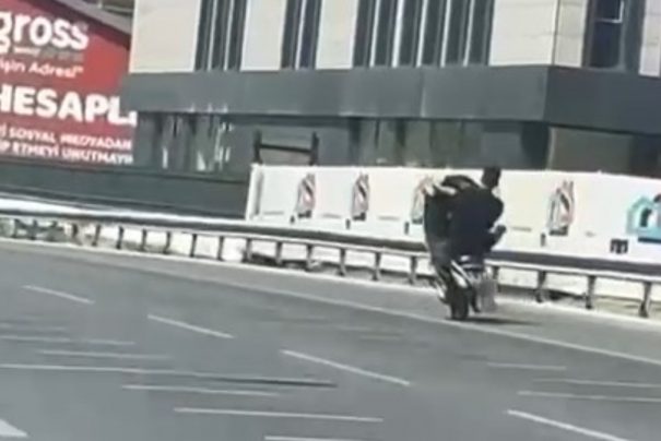 İstanbulda Tek Teker Üzerinde Tehlikeli Motosiklet Yolculuğu Kamerada