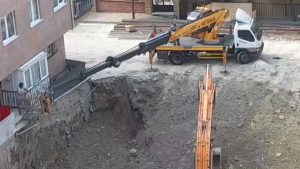 İstanbul’da Temel Kazısı Sırasında Bina Girişi Çöktü: Kurtarma Çalışmaları Vinçle Devam Ediyor