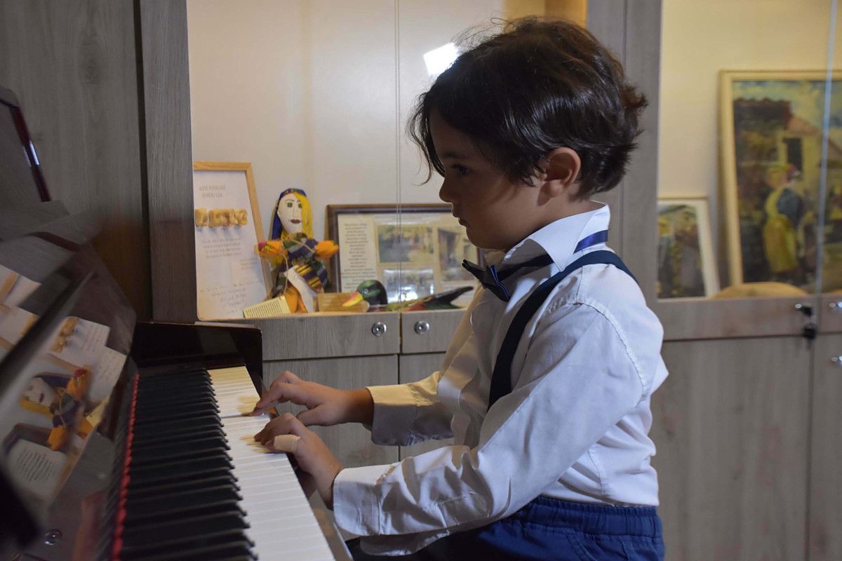 İzmirde Minik Piyanist Yusuf'un Klasik Eserlerle Dolu Büyüleyici Sesi