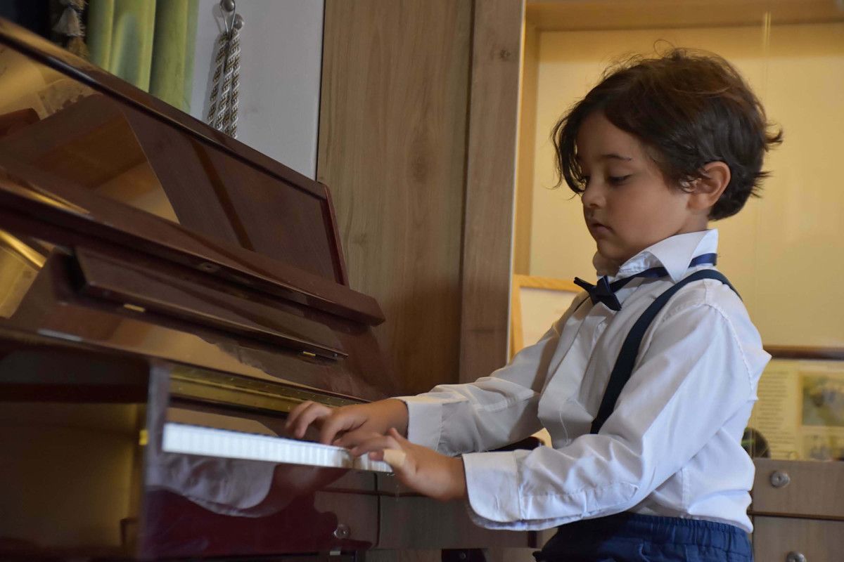 İzmirde Minik Piyanist Yusuf'un Klasik Eserlerle Dolu Büyüleyici Sesi