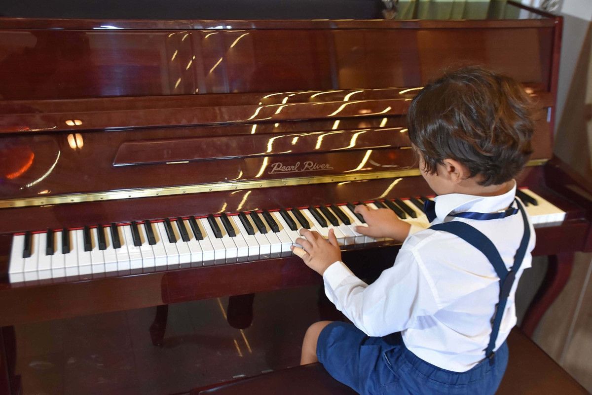İzmirde Minik Piyanist Yusuf'un Klasik Eserlerle Dolu Büyüleyici Sesi