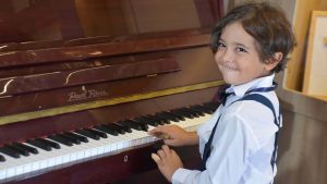 İzmirde Minik Piyanist Yusuf’un Klasik Eserlerle Dolu Büyüleyici Sesi