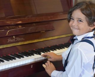 İzmirde Minik Piyanist Yusuf’un Klasik Eserlerle Dolu Büyüleyici Sesi