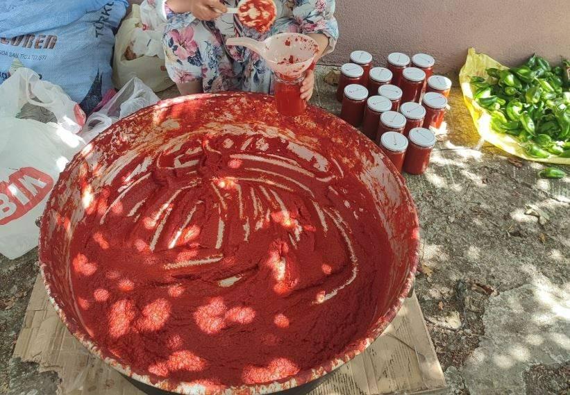 Kışa Hazırlık: Kazanlar Kuruluyor ve Kadınlardan Salça Maratonu