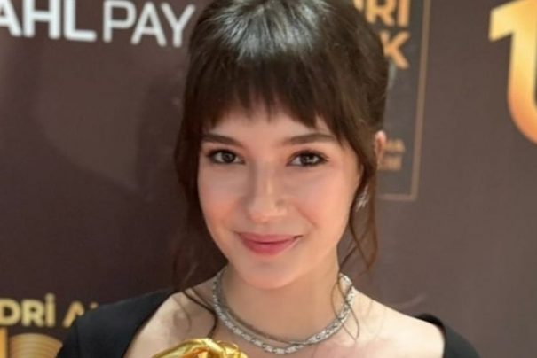 Kızıl Goncalar Zeynepi Mina Demirtaş Gelişmeleri ve Sade Tarzıyla Ödül Gecesinde Dikkat Çekti