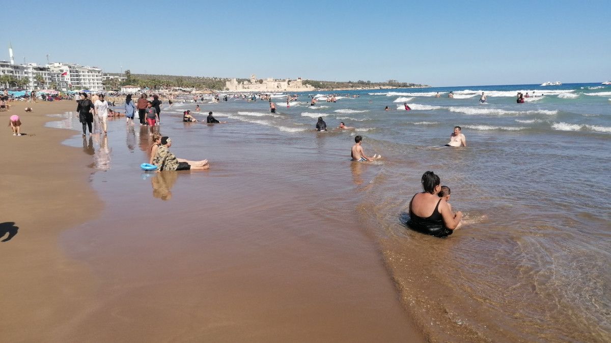 Kızkalesi Mersin'de Sezon Sonuna Ragmen Yoğun Turist Akını