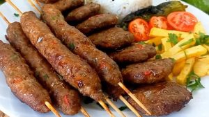 Lezzetli ve Kolay: Fırında Patatesli Şiş Köfte Tarifi ile Sofralarınıza Yeni Bir Tat Katın