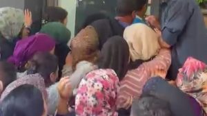 Manisa’da Yeni Mağaza Açılışında Coşkulu Kalabalık İzdihamı