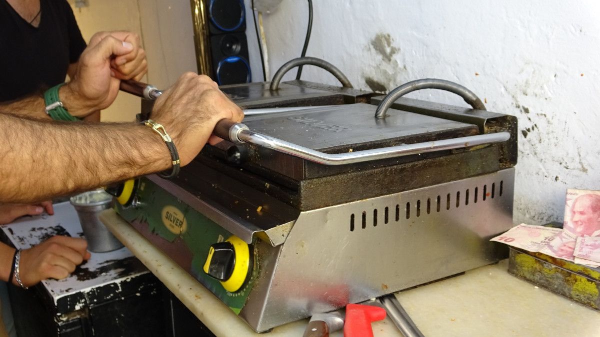 Mardin'de 3 Metrekarelik Dükkanla Çocuklarını Eğiten Ebeveynlerin İlham Verici Hikayesi