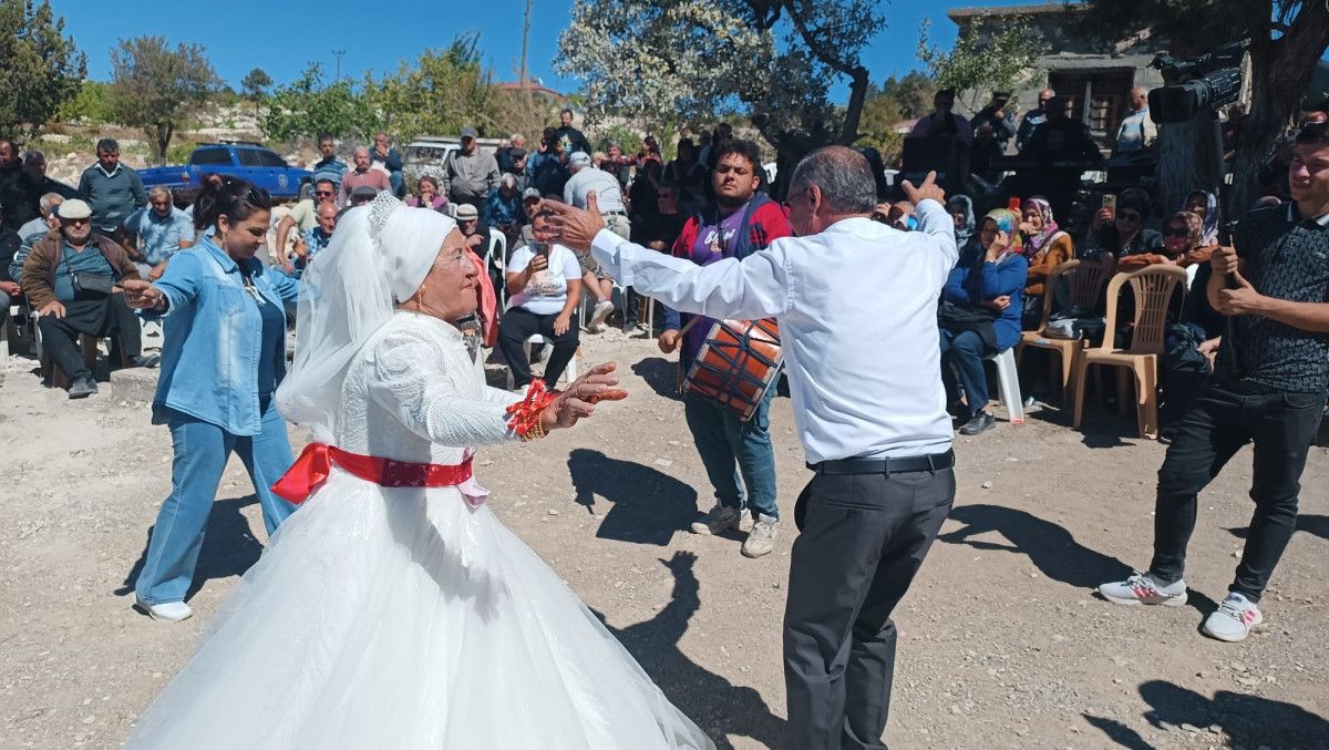 Mutluluğunu Dile Getiren Çift