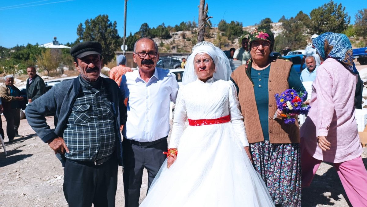 Mutluluğunu Dile Getiren Çift