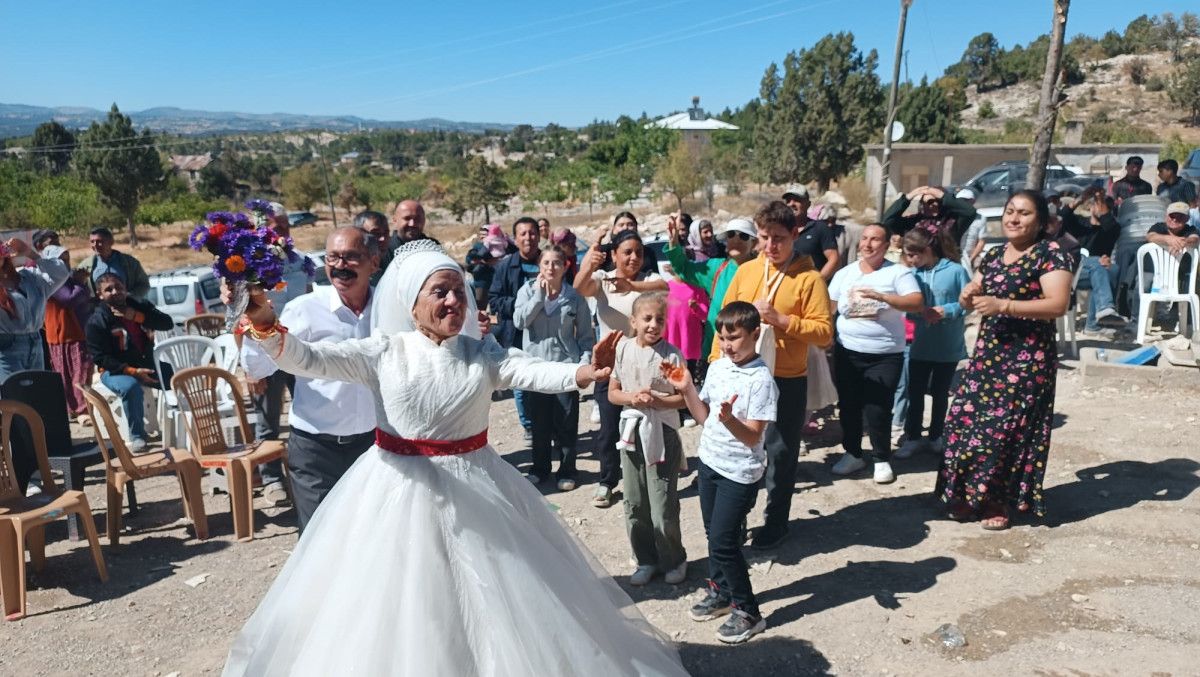 Mersin'in Gururlu Çiftinin 40 Yıl Sonra Kutlanan Düğün Hikayesi