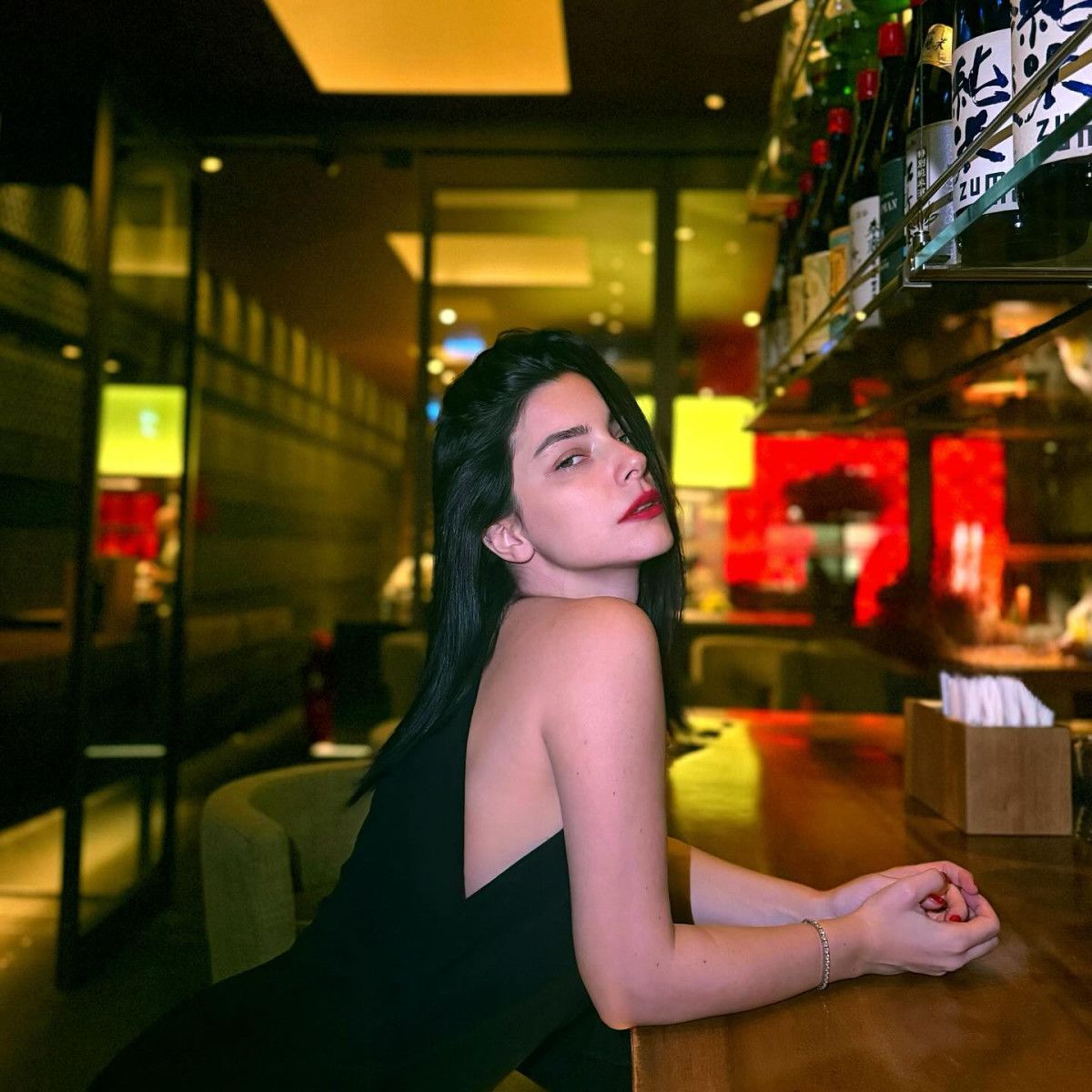 Merve Boluğur'un Photoshop ile Siyah Saç Renk Değişikliği: Ünlüde Yeni Stil Denemeleri