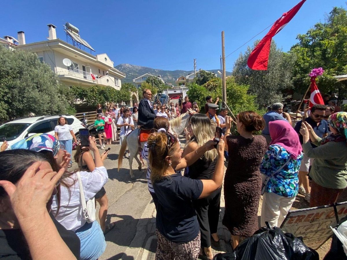 Muğla'da Alman Damat, Türk Düğünü Geleneklerine Hızla Uyum Sağladı: Gelini At Üstünde Aldı