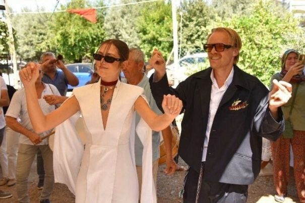 Muğla’da Alman Damat, Türk Düğünü Geleneklerine Hızla Uyum Sağladı: Gelini At Üstünde Aldı