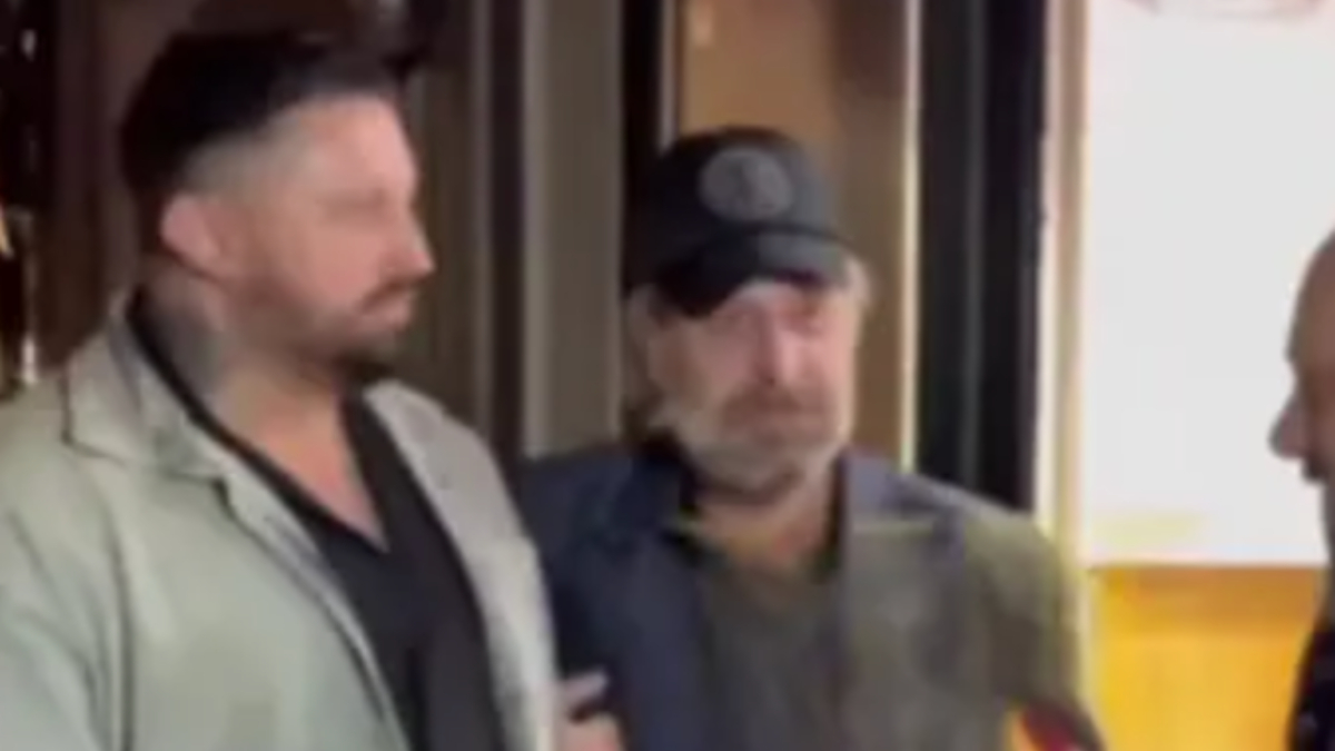 Basın Mensubuna Tepkisi