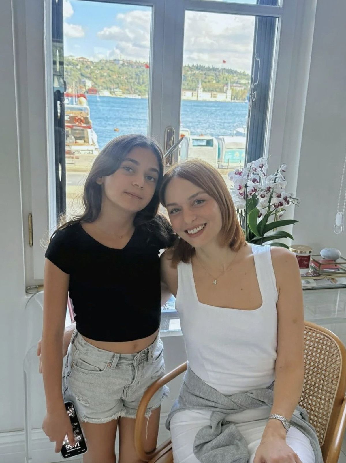 Nilperi Şahinkaya Anneler Gününde Annesinin Vefatı Sonrası Duygusal Aile Fotoğraflarıyla Anma Yaptı