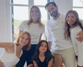 Nilperi Şahinkaya Anneler Gününde Annesinin Vefatı Sonrası Duygusal Aile Fotoğraflarıyla Anma Yaptı