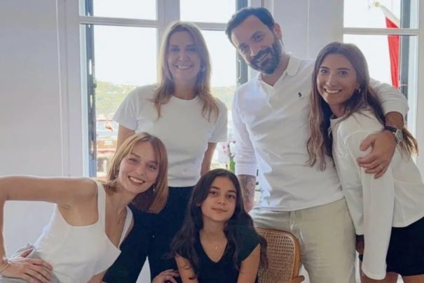 Nilperi Şahinkaya Anneler Gününde Annesinin Vefatı Sonrası Duygusal Aile Fotoğraflarıyla Anma Yaptı