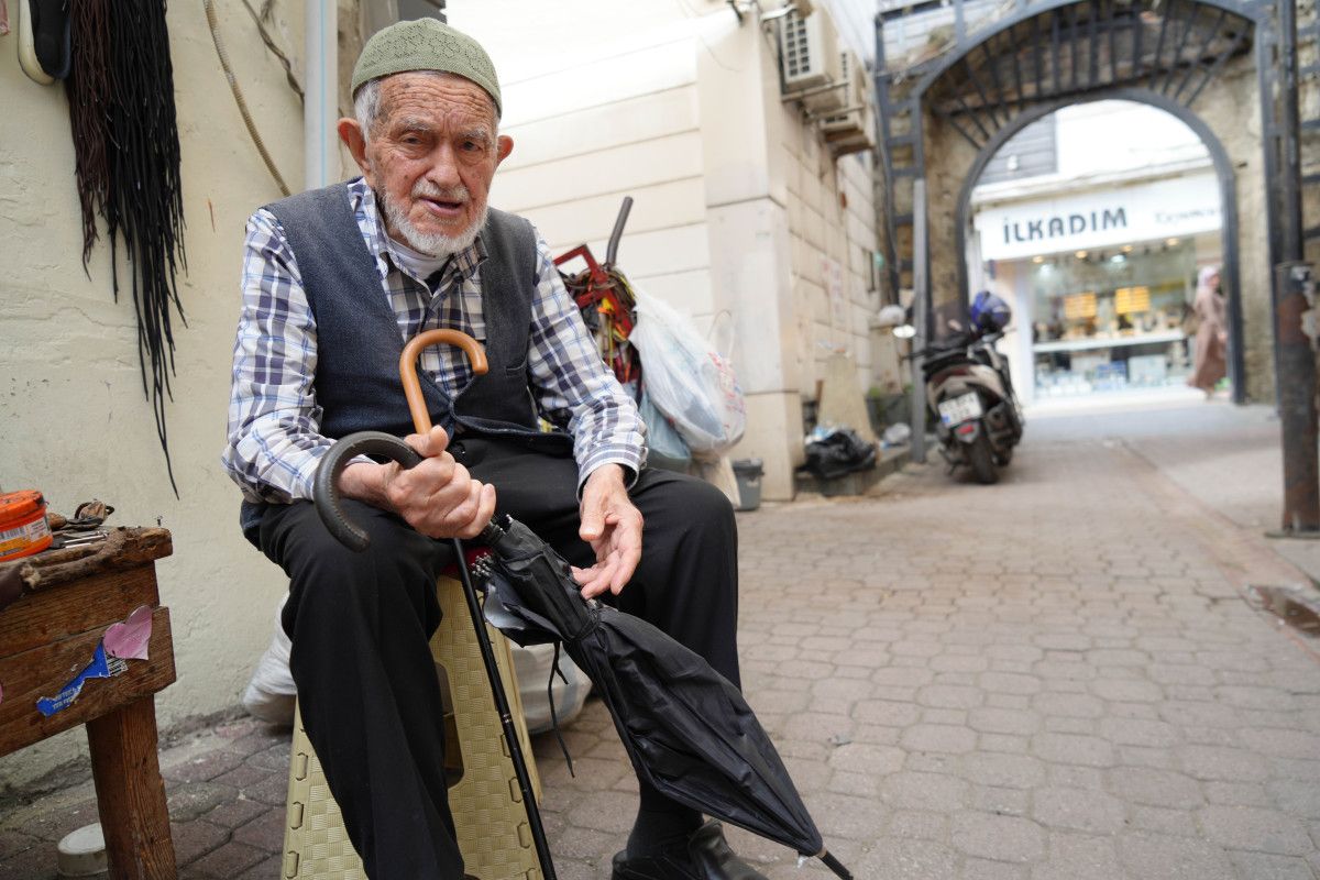 Samsun'da 96 Yaşında Gözlük Kullanmadan Şemsiye Tamiri Neşesi İle Dikkat Çekiyor
