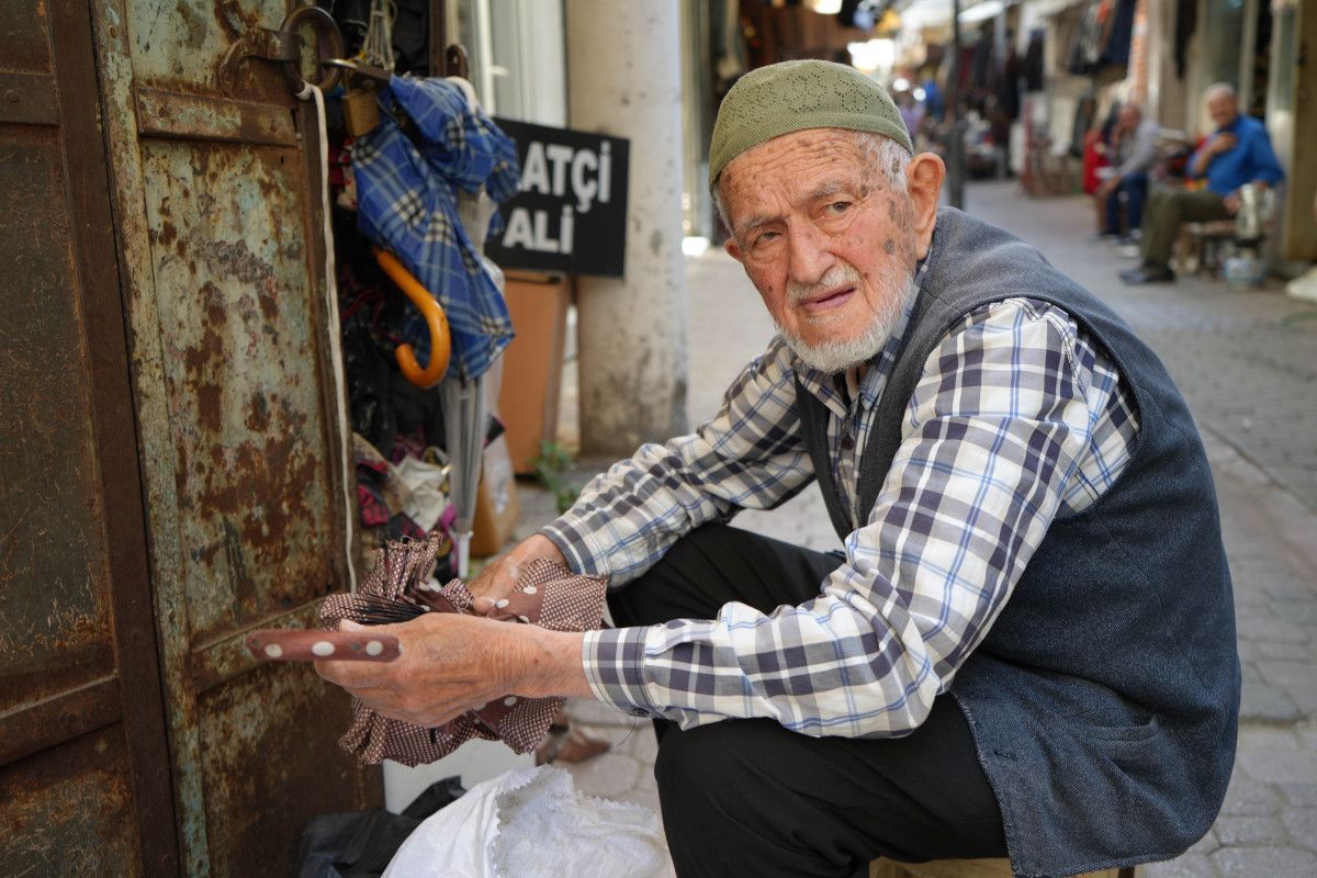 Samsun'da 96 Yaşında Gözlük Kullanmadan Şemsiye Tamiri Neşesi İle Dikkat Çekiyor