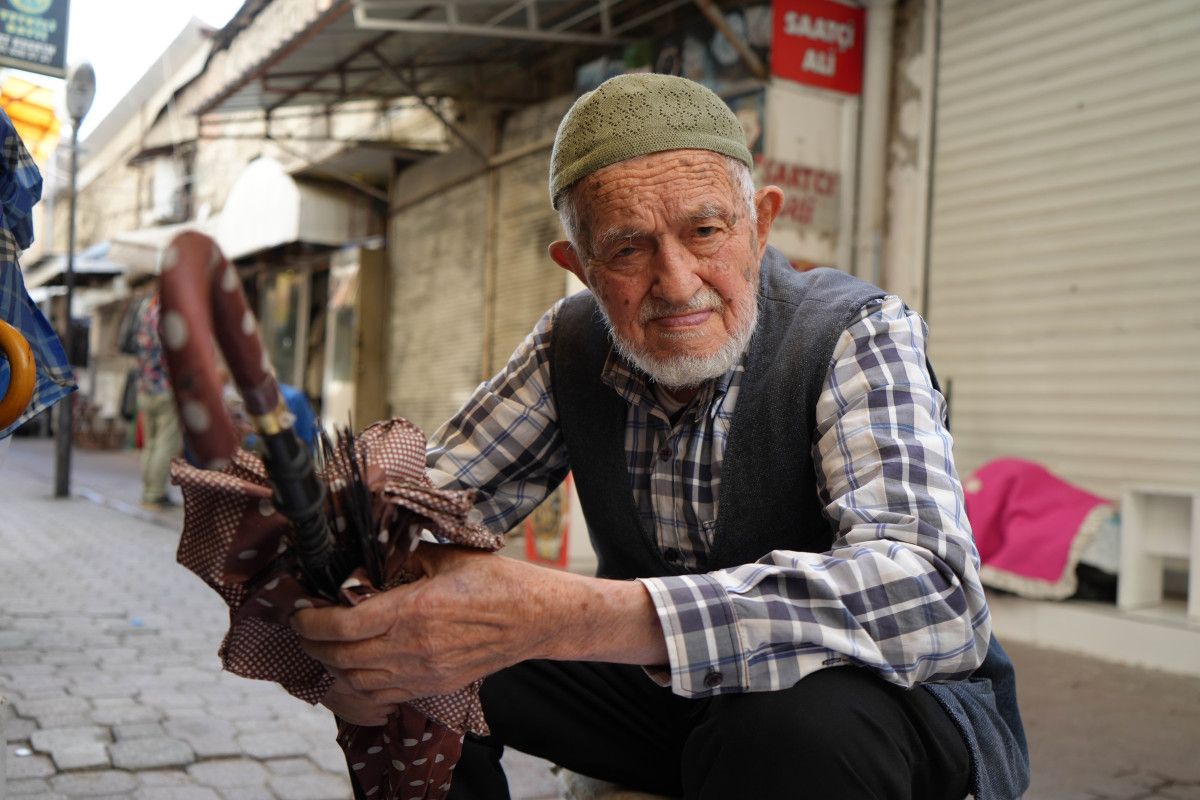 Samsun'da 96 Yaşında Gözlük Kullanmadan Şemsiye Tamiri Neşesi İle Dikkat Çekiyor