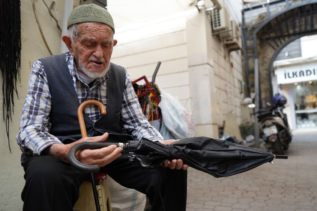 Samsun'da 96 Yaşında Gözlük Kullanmadan Şemsiye Tamiri Neşesi İle Dikkat Çekiyor