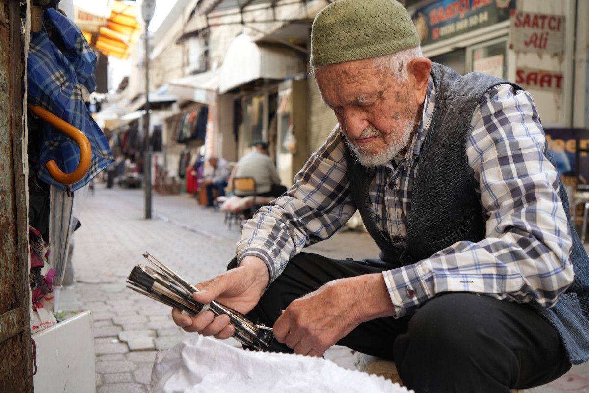 Samsun'da 96 Yaşında Gözlük Kullanmadan Şemsiye Tamiri Neşesi İle Dikkat Çekiyor