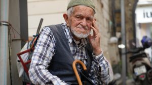 Samsun’da 96 Yaşında Gözlük Kullanmadan Şemsiye Tamiri Neşesi İle Dikkat Çekiyor