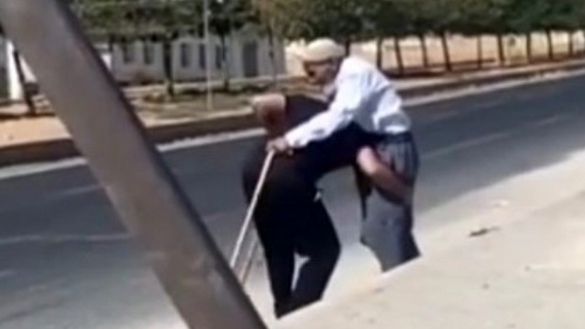 Şanlıurfa'da Güvenlik Görevlisinin Yaşlı Adamı Sırtında Taşıması