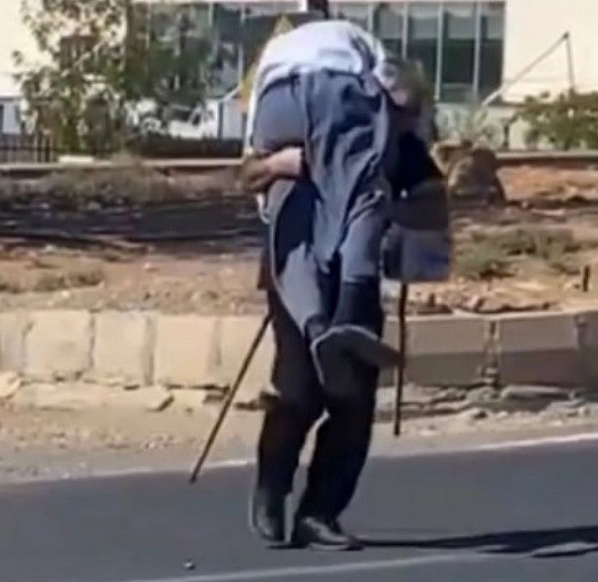 Şanlıurfa'da Güvenlik Görevlisinin Yaşlı Adamı Sırtında Taşıması