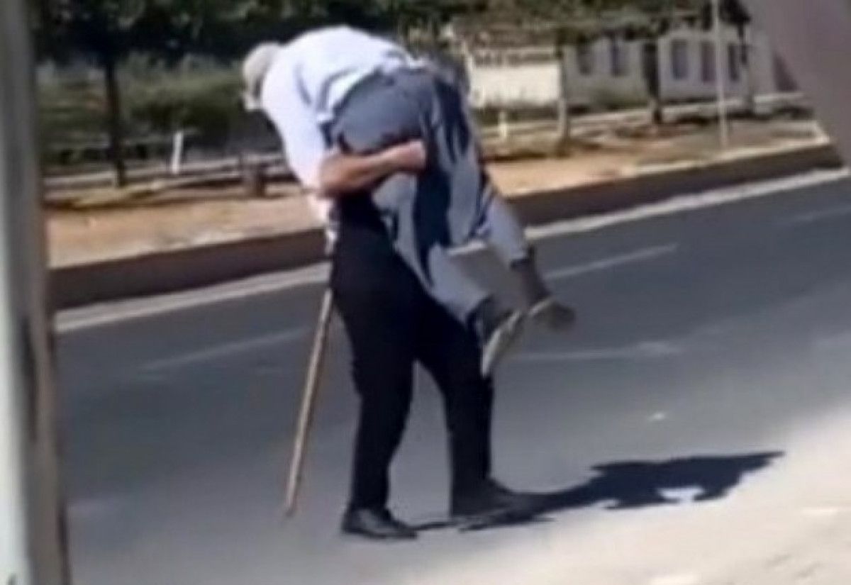 Şanlıurfa'da Güvenlik Görevlisinin Yaşlı Adamı Sırtında Taşıması