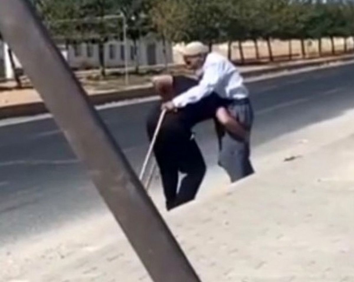 Şanlıurfa'da Güvenlik Görevlisinin Yaşlı Adamı Sırtında Taşıması