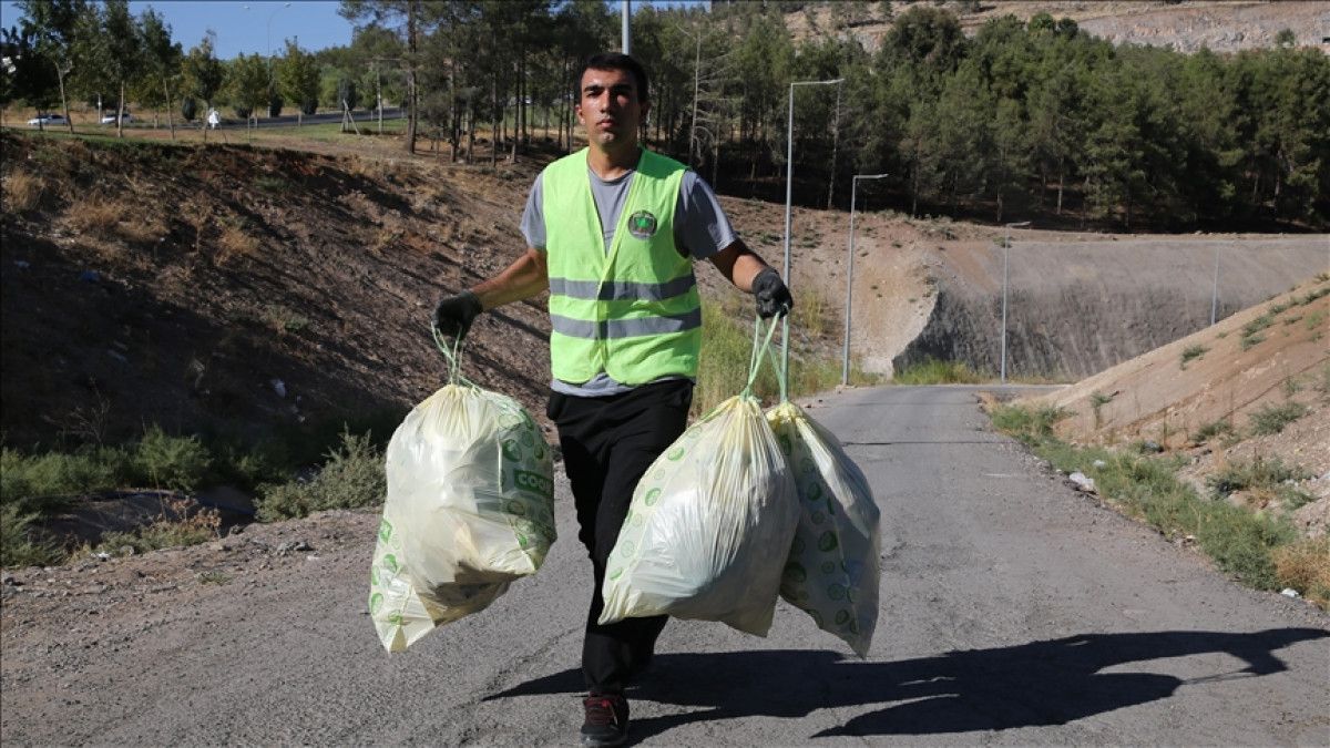 Şanlıurfalı Genç Doğa Gönüllüsü 105 Gündür Çevre Temizliği Yapıyor