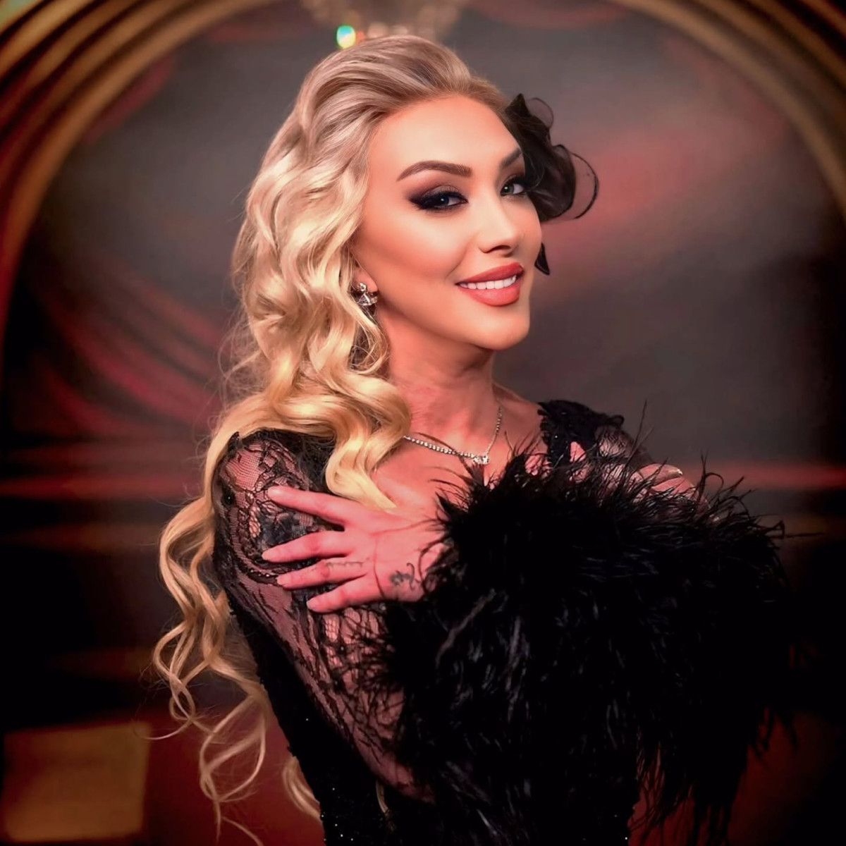 Şarkıcı Güllünün Son Röportajı: 'Beni Serenay Sarıkaya Oynasın'