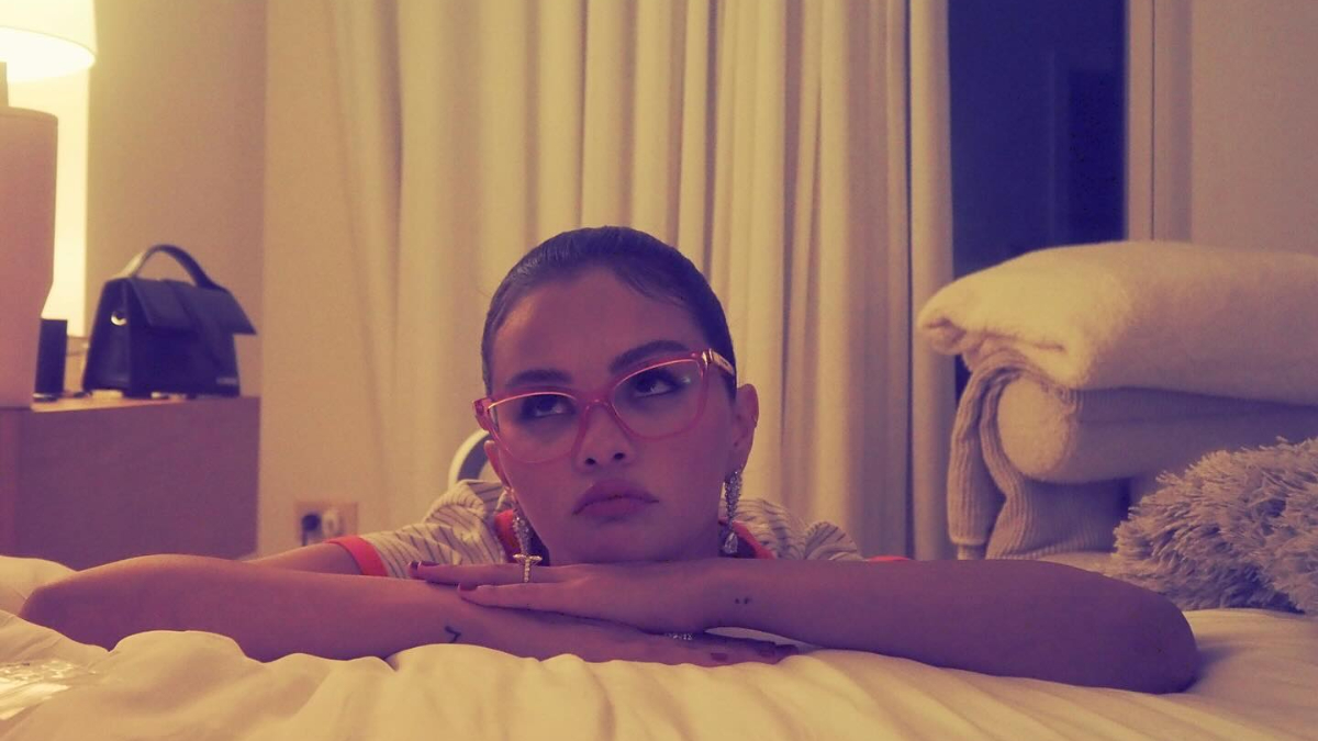 Selena Gomez Otel Odasında İç Çamaşırlarıyla Çekilmiş Cesur Pozlarıyla Gündemde