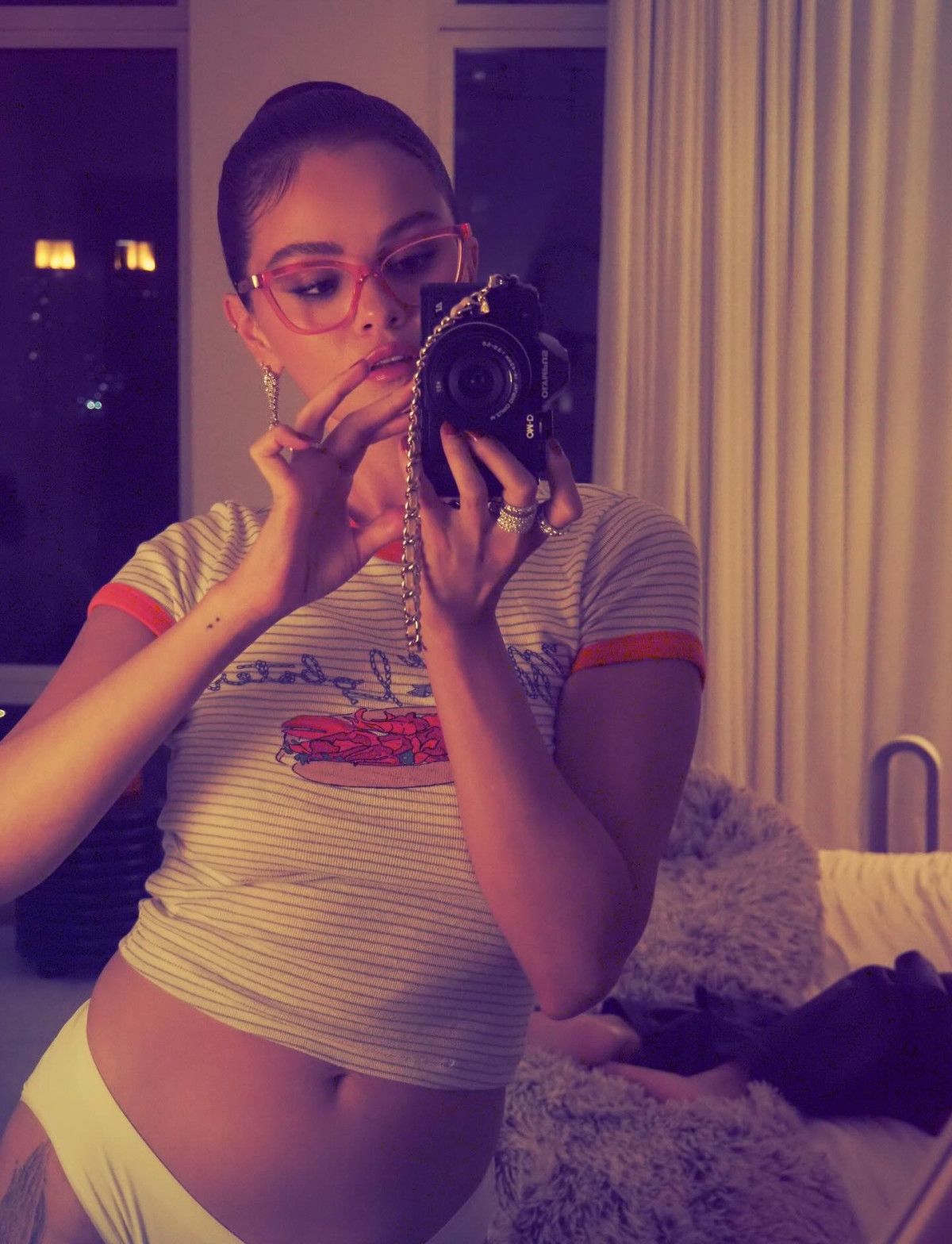 Selena Gomez Otel Odasında İç Çamaşırlarıyla Çekilmiş Cesur Pozlarıyla Gündemde