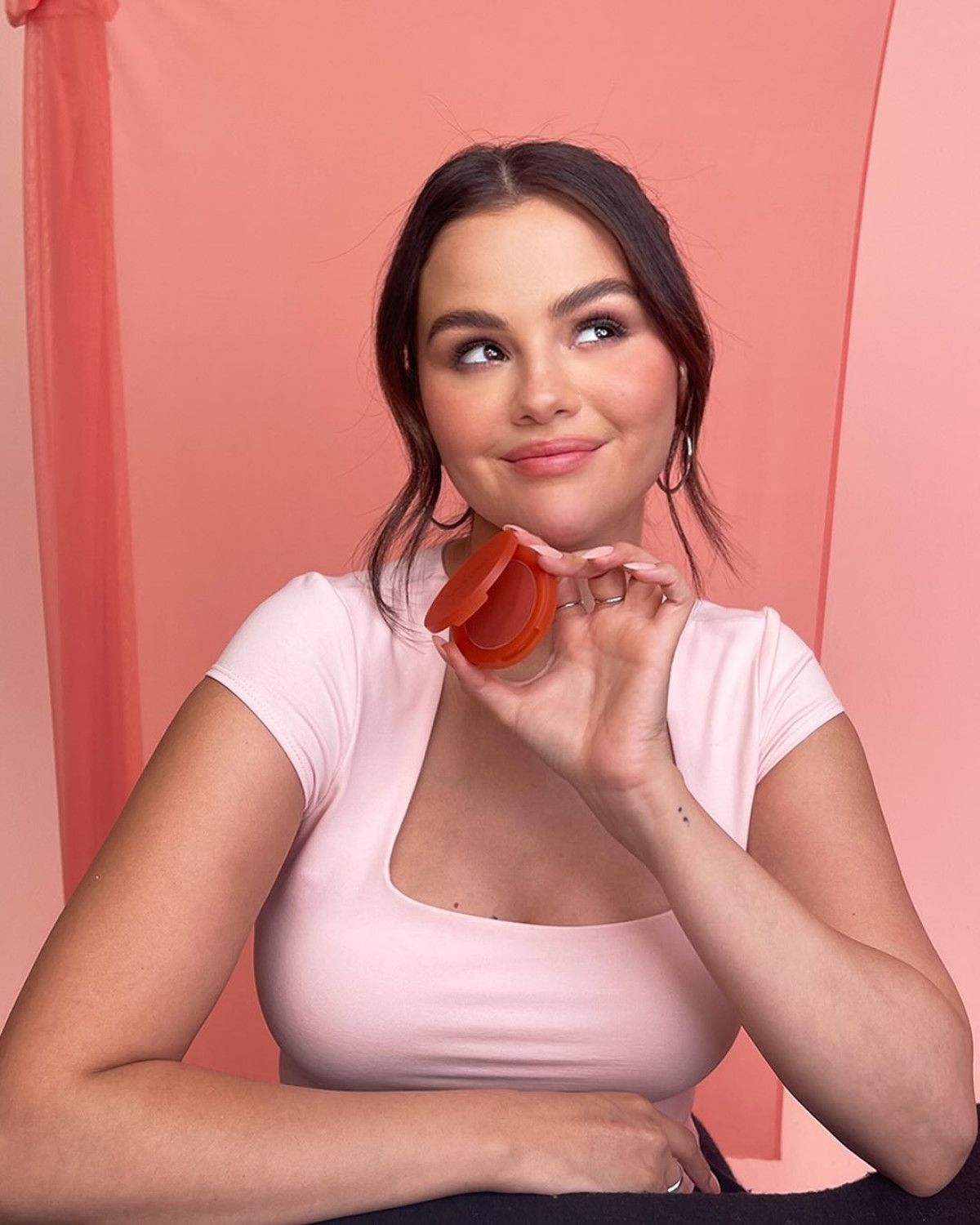 Selena Gomez Otel Odasında İç Çamaşırlarıyla Çekilmiş Cesur Pozlarıyla Gündemde