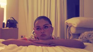 Selena Gomez Otel Odasında İç Çamaşırlarıyla Çekilmiş Cesur Pozlarıyla Gündemde