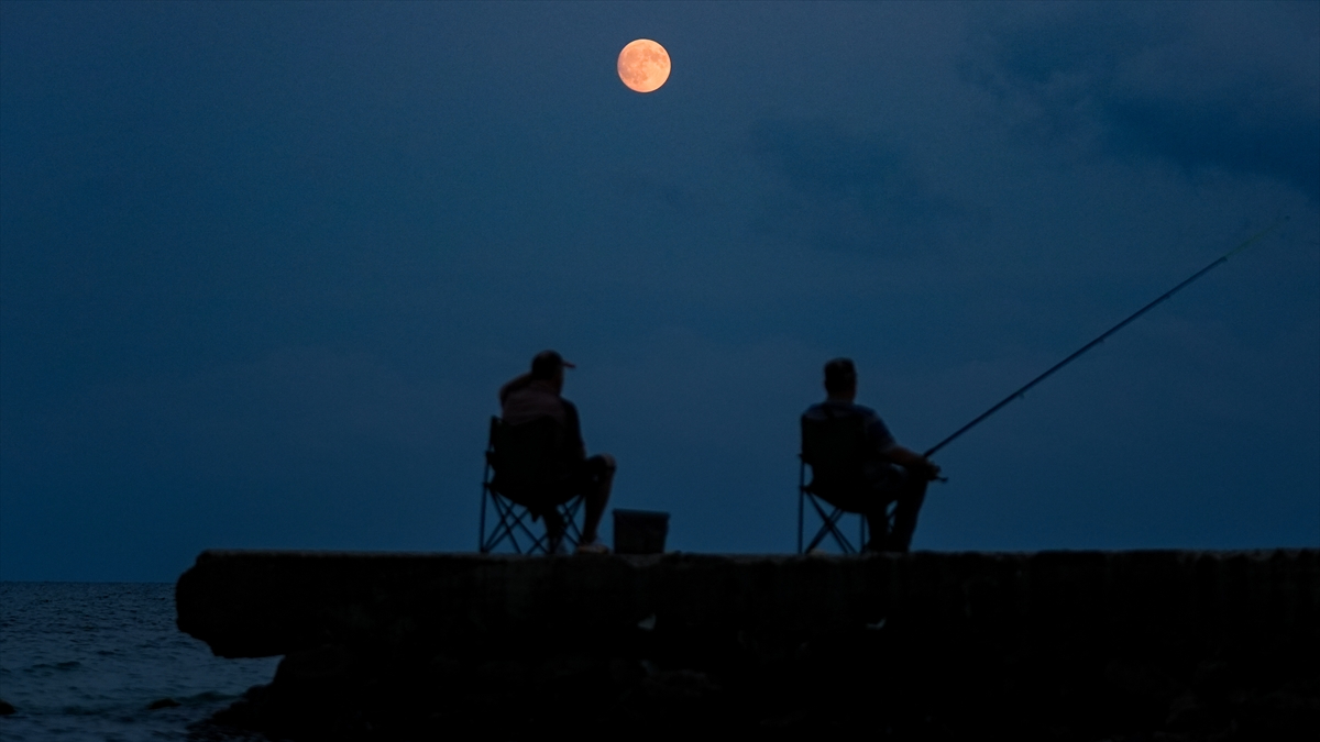 Sinop'ta Şişkin Ayın Görüntüsü Göz Kamaştırıyor