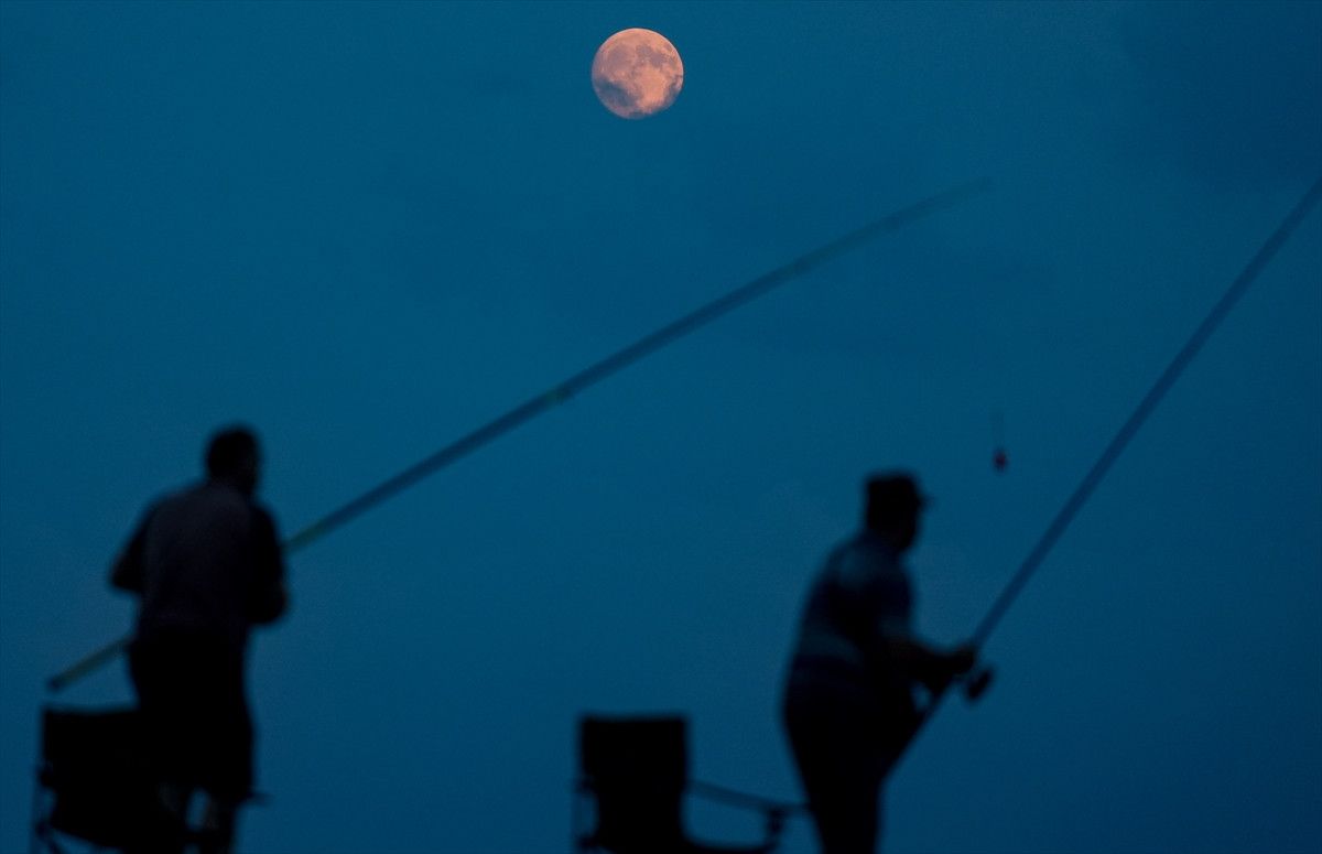 Sinop'ta Şişkin Ayın Görüntüsü Göz Kamaştırıyor