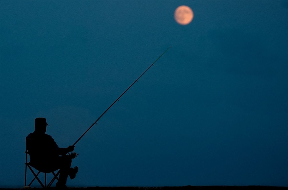 Sinop'ta Şişkin Ayın Görüntüsü Göz Kamaştırıyor