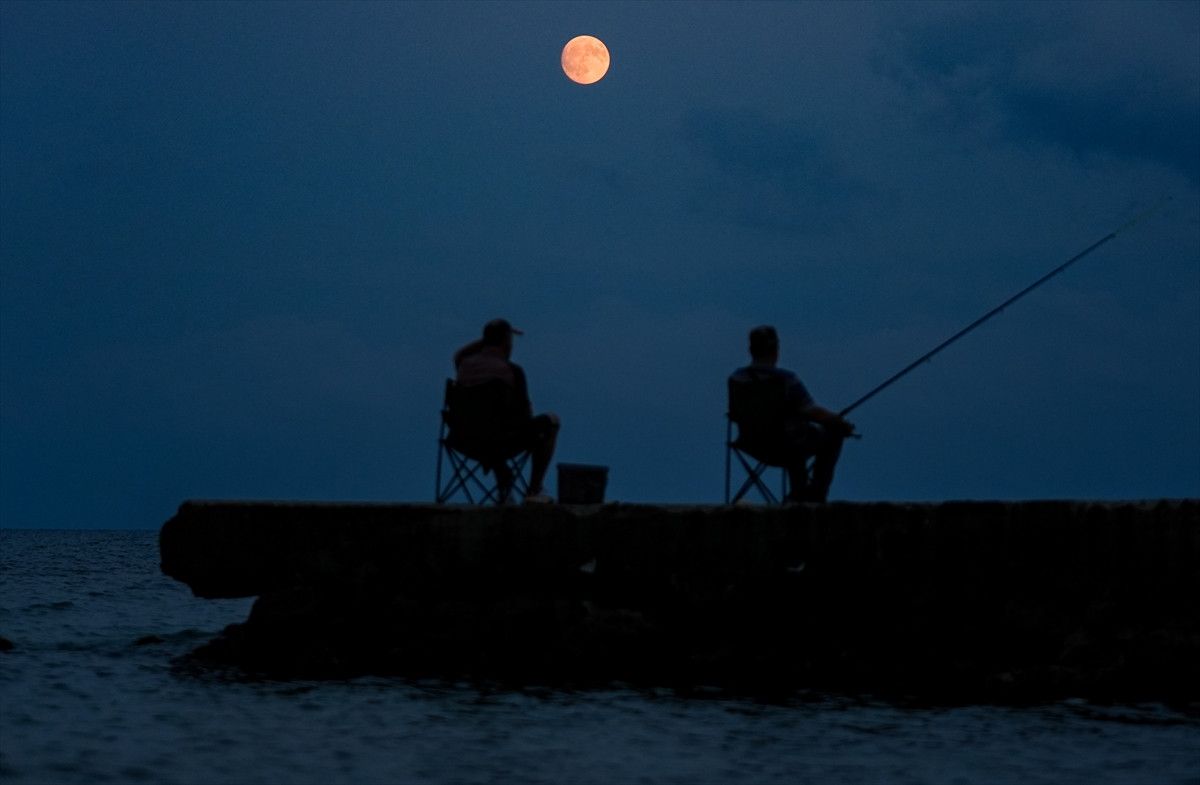 Sinop'ta Şişkin Ayın Görüntüsü Göz Kamaştırıyor