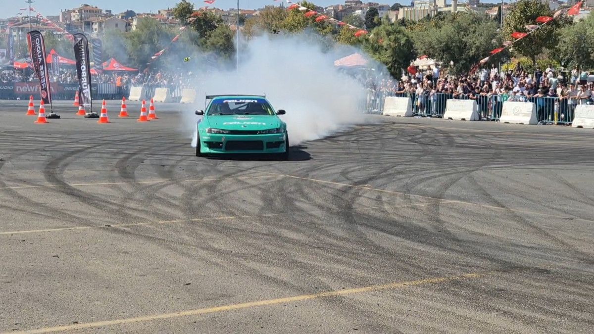 Tekirdağ'da Modifiye Araçlar ve Drift Şovuyla Asfaltı Yakıyorlar