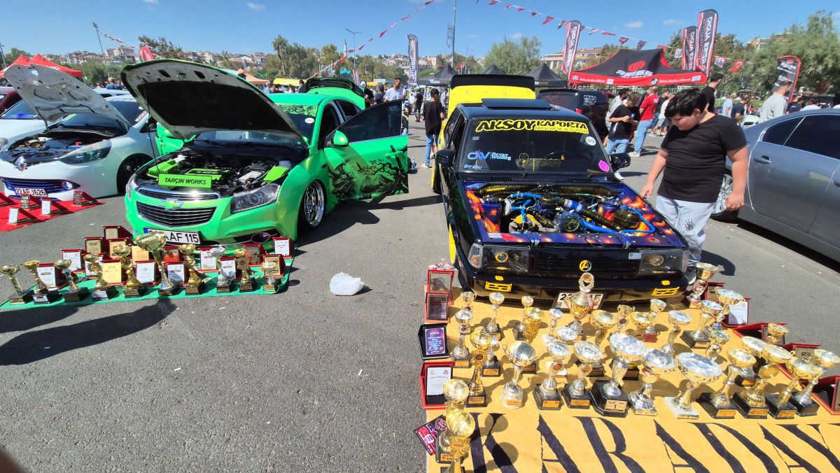 Tekirdağ'da Modifiye Araçlar ve Drift Şovuyla Asfaltı Yakıyorlar