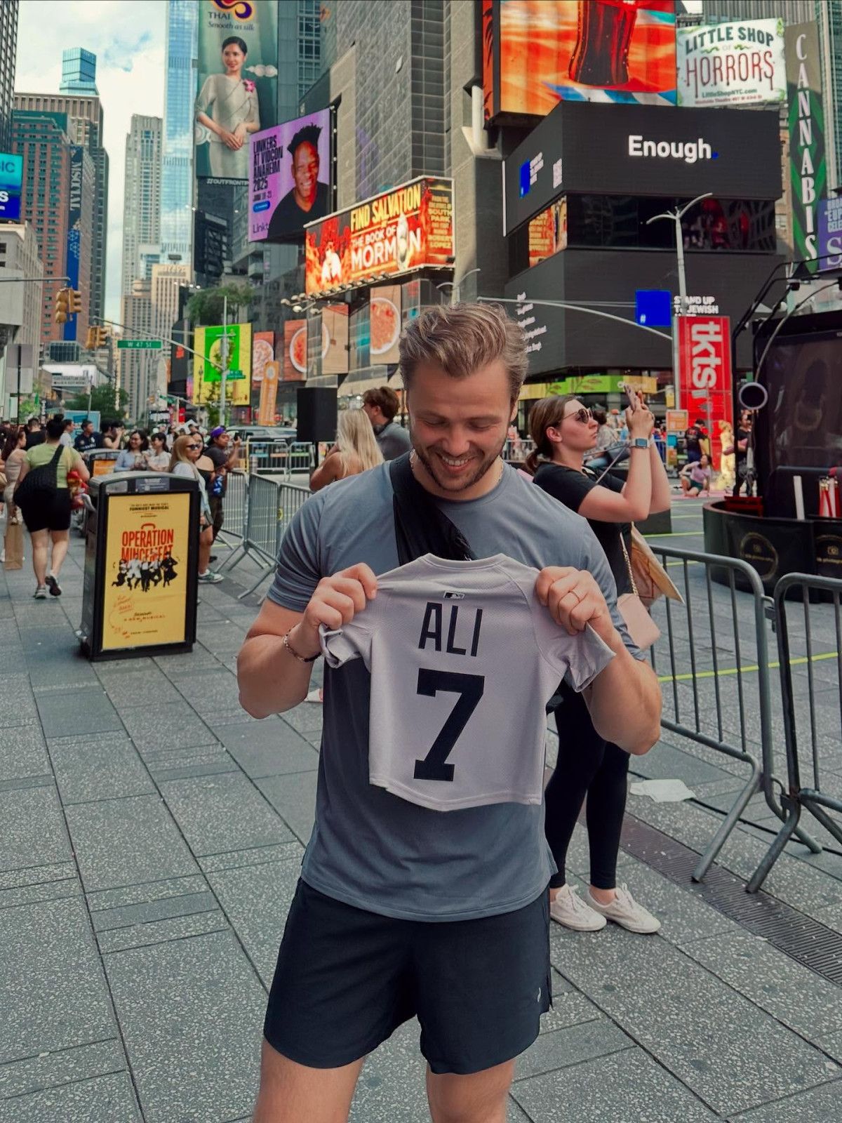 Tolga Sarıtaş ve Zeynep Mayruk’un Mutlu Haberi: Oğulları Ali Dünyaya Geldi!